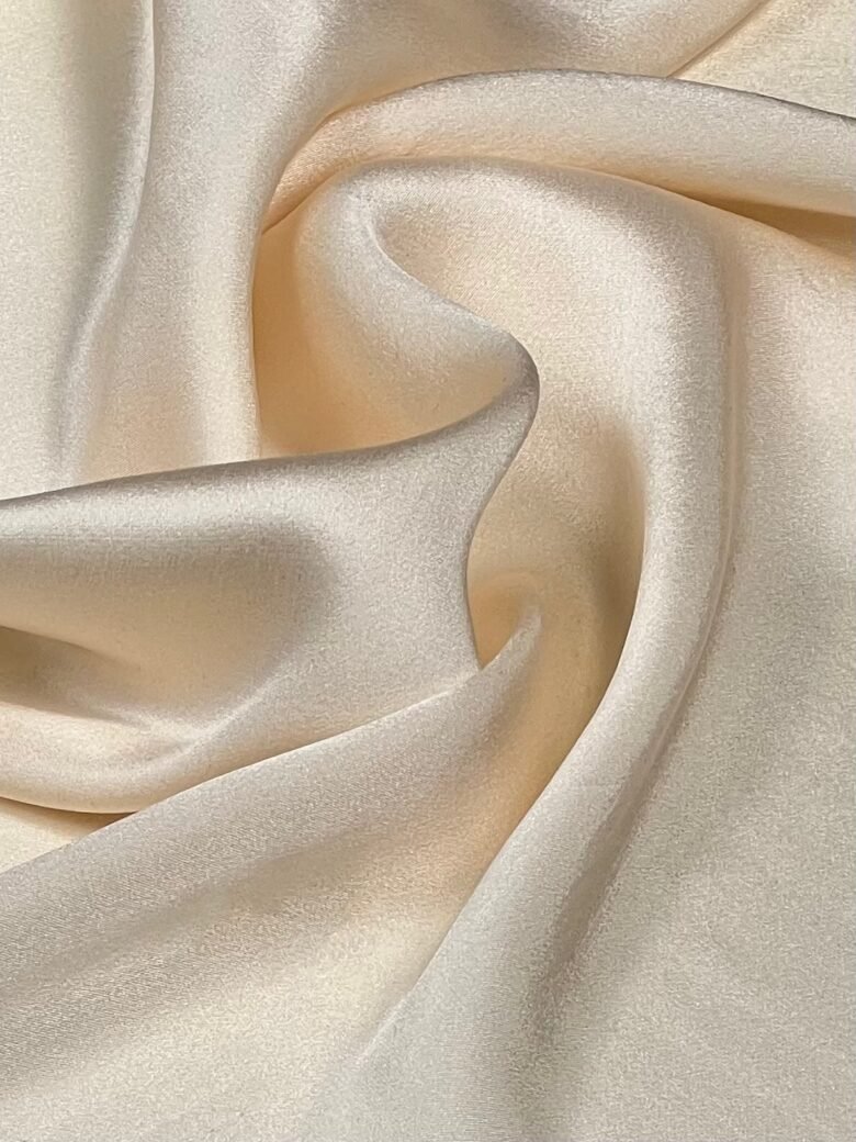 Однотонный сатиновый шелк с эластаном «Creamy» 02