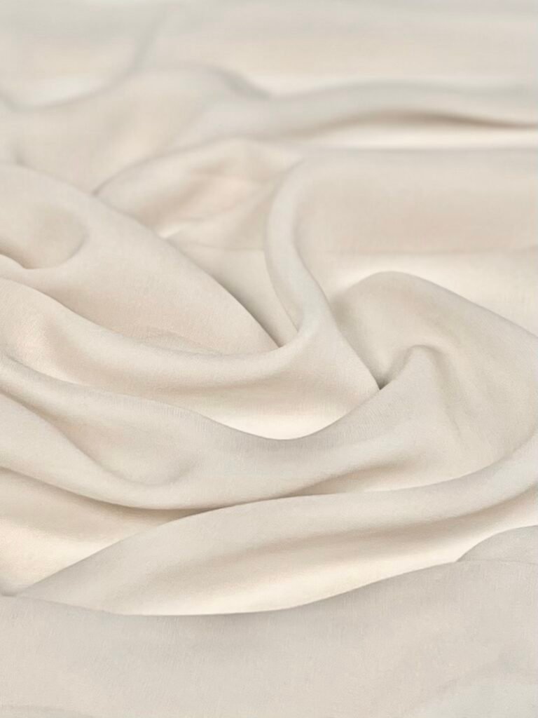 Itališkas kolekcinis šifoninis vienspalvis natūralus šilkas su elastanu „White Vanilla“ (SU BROKU)