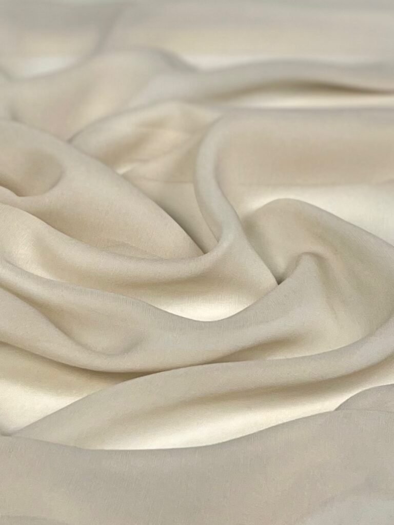 Itališkas kolekcinis šifoninis vienspalvis natūralus šilkas su elastanu „Beige“