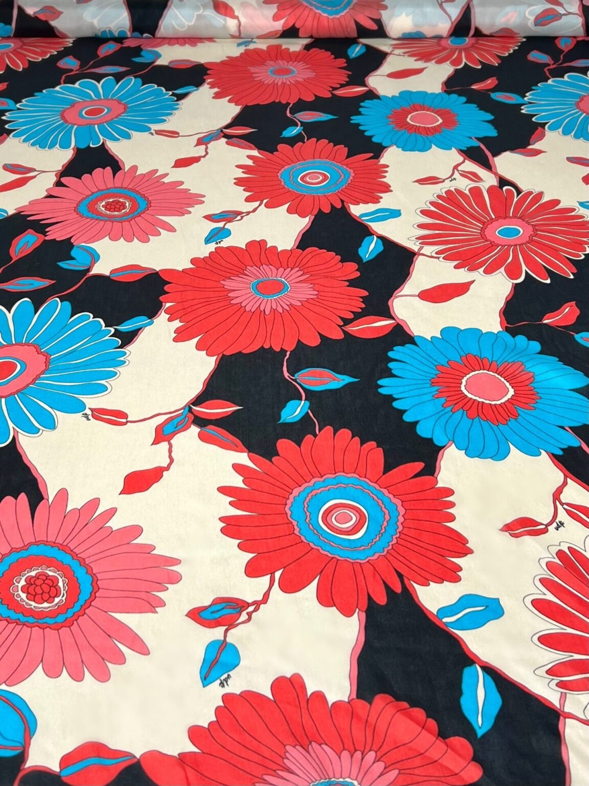 Itališkas kolekcinis natūralus šilko vualis (Voile Silk) spalvotų žiedų rašto