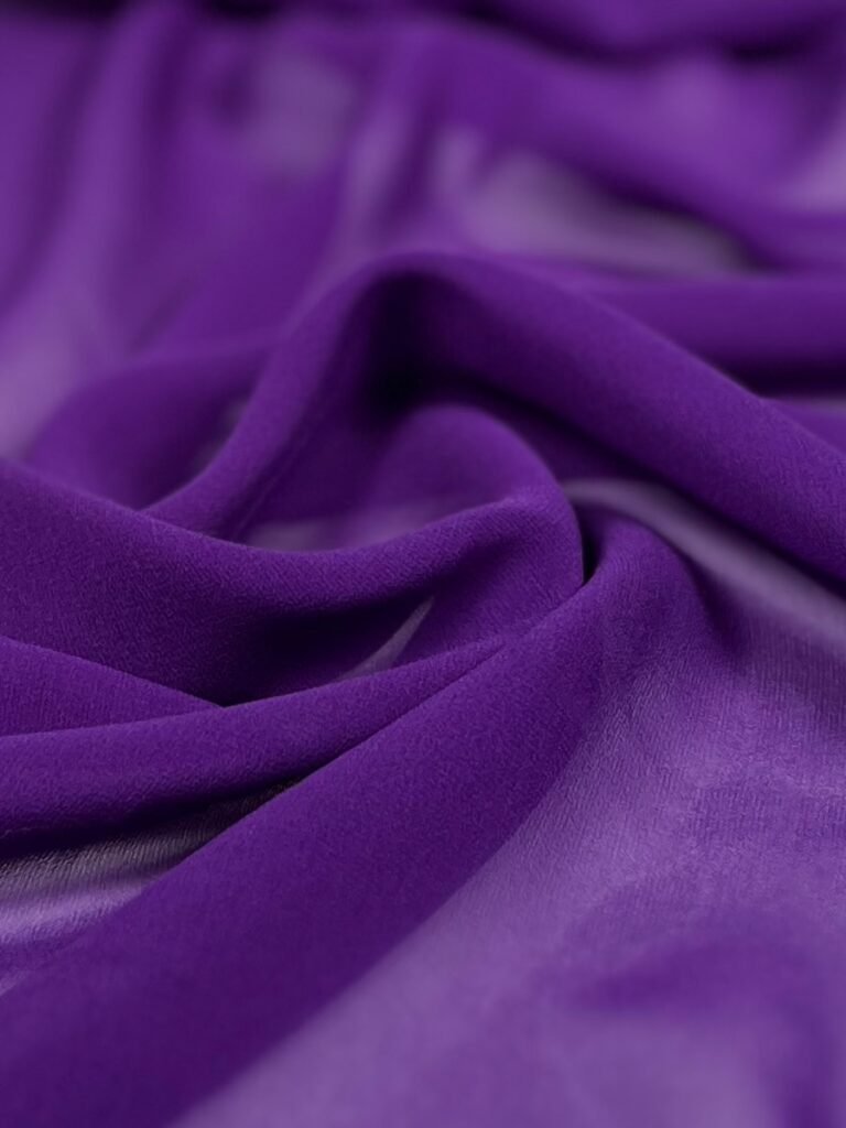 Itališkas kolekcinis šifoninis vienspalvis natūralus šilkas su elastanu violetinės spalvos