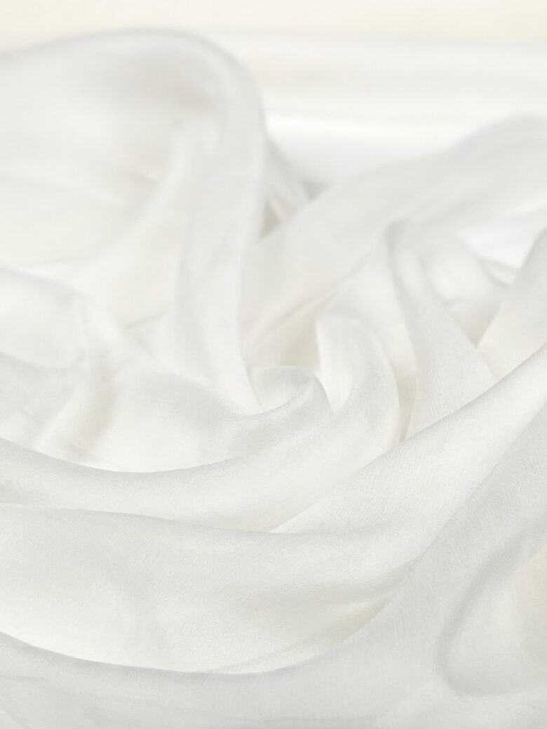 Itališkas kolekcinis šifoninis vienspalvis natūralus šilkas su elastanu „Milky“