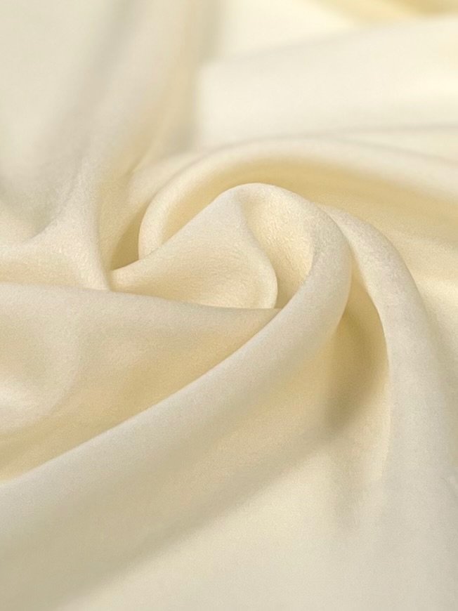 Itališkas kolekcinis šifoninis vienspalvis natūralus šilkas su elastanu „Migdolų Pienas“