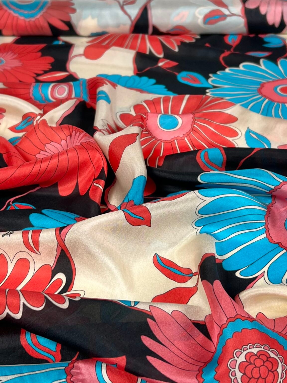 Itališkas kolekcinis natūralus šilko vualis (Voile Silk) spalvotų žiedų rašto