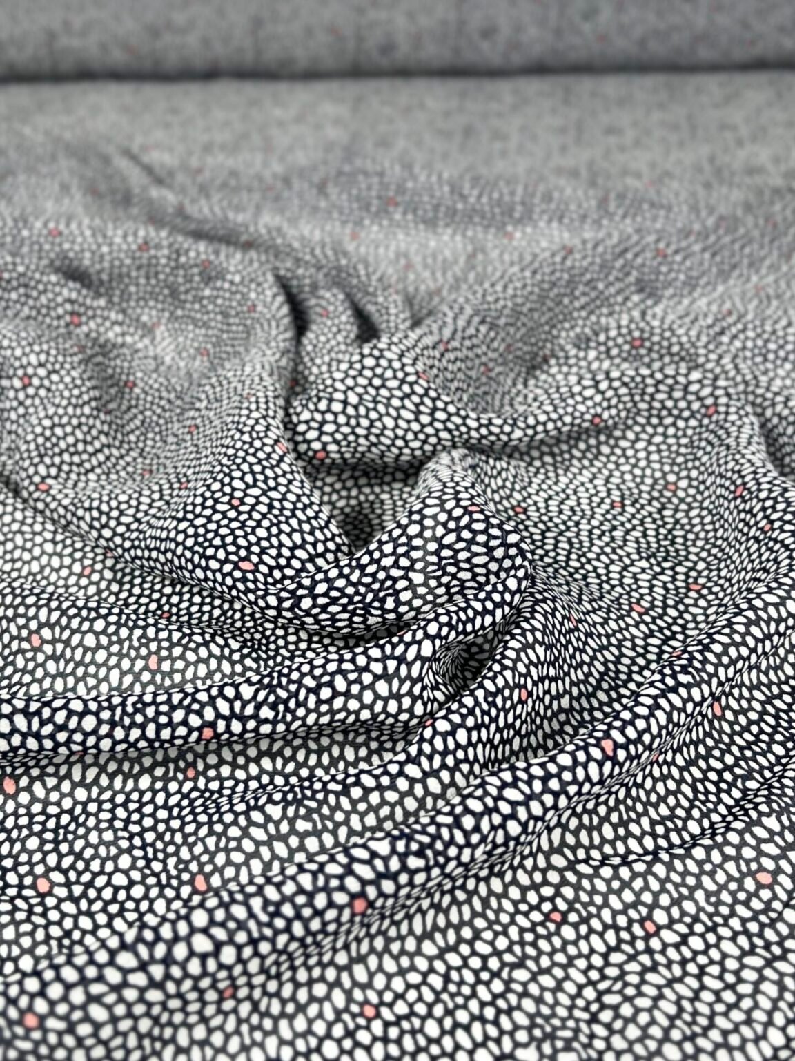 Itališkas kolekcinis šifoninis natūralus šilkas su dizainu „Pebble Print“