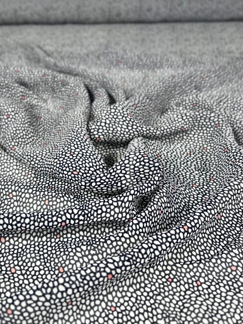 Itališkas kolekcinis šifoninis natūralus šilkas su dizainu „Pebble Print“