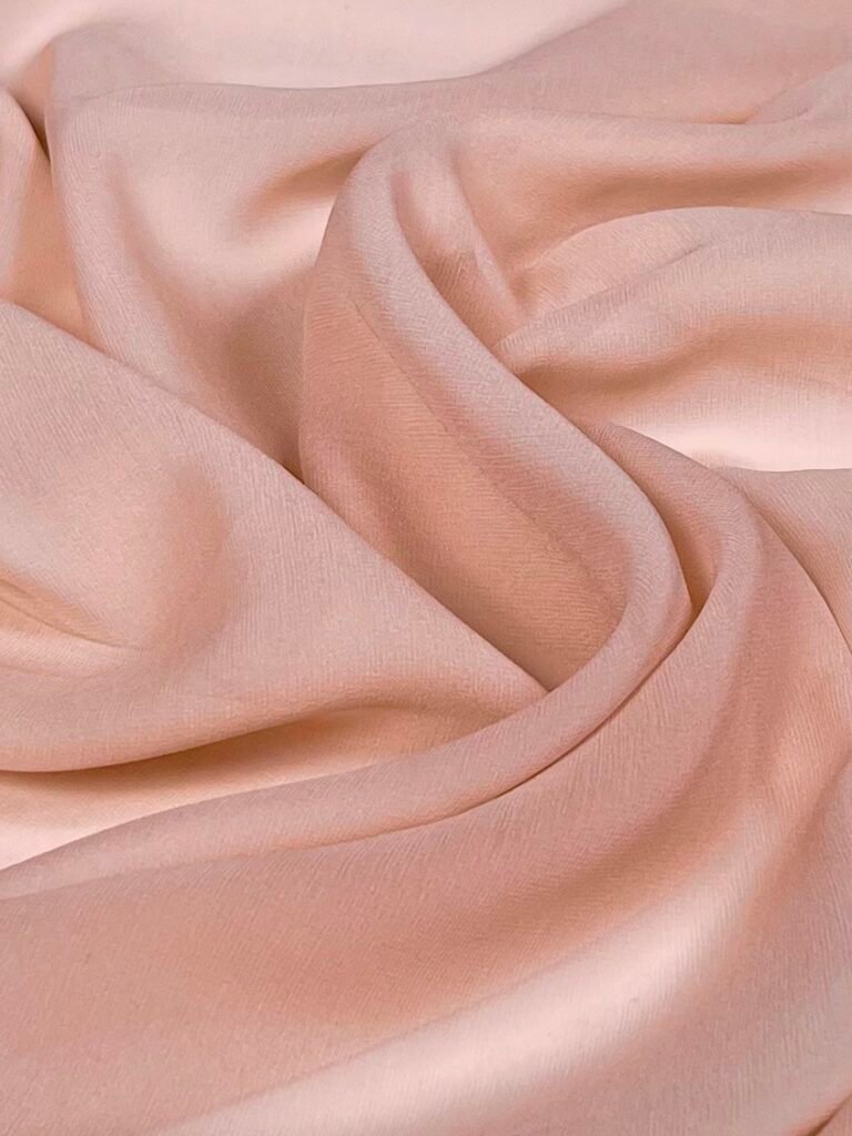 Itališkas kolekcinis šifoninis vienspalvis natūralus šilkas su elastanu „Pink Rose“ 01 (SU BROKU)