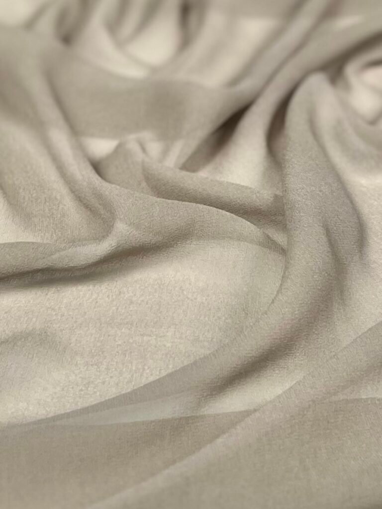 Itališkas kolekcinis šifoninis vienspalvis natūralus šilkas su elastanu „Classic Nude“