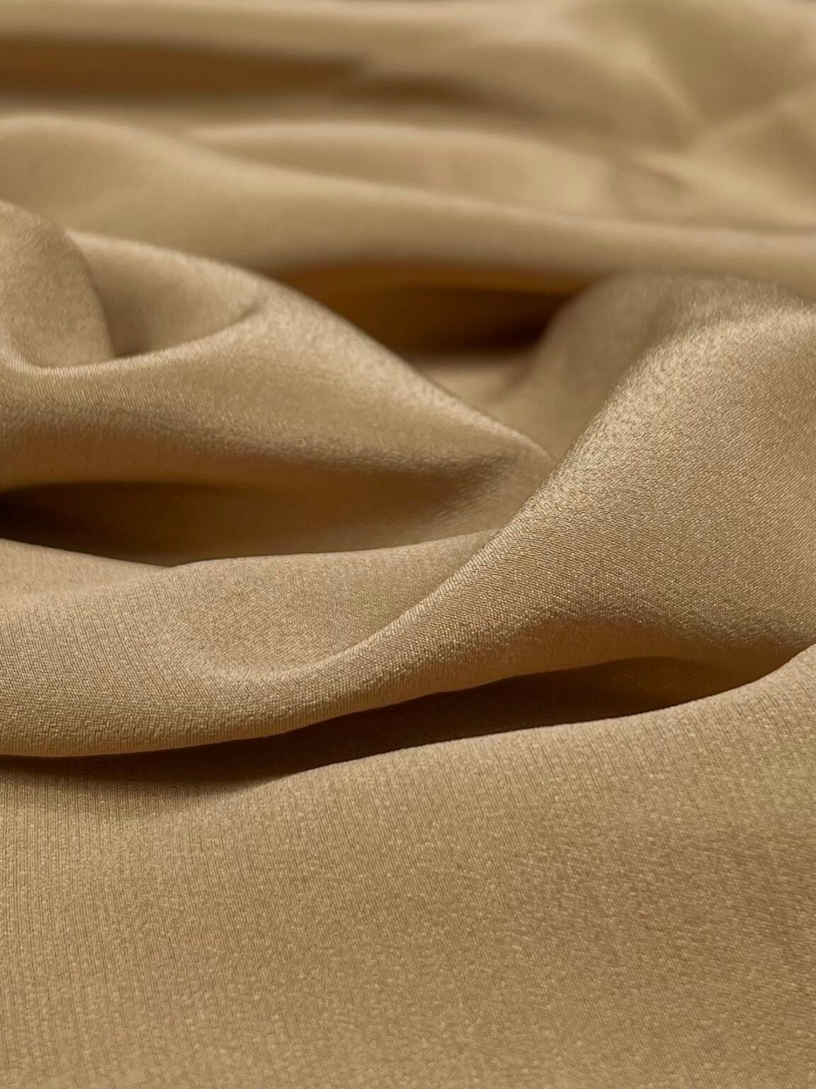 Vienspalvis natūralaus šilko krep-satinas su elastanu „Golden Sand“