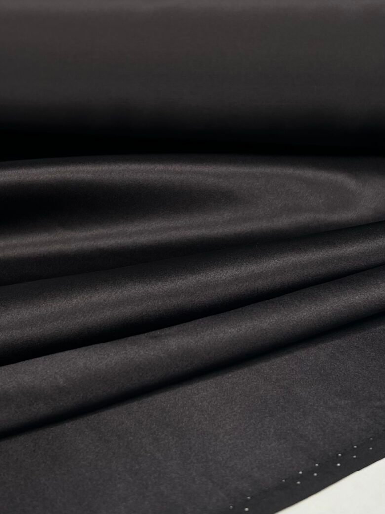 Itališkas kolekcinis satininis vienspalvis šilkas „Black Brown“