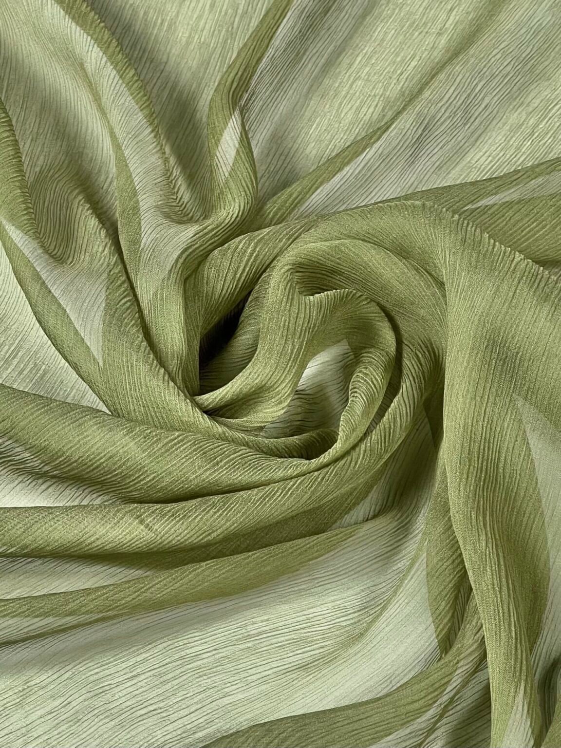 Itališkas kolekcinis šifoninis vienspalvis natūralus šilkas su elastanu „Olive Green“