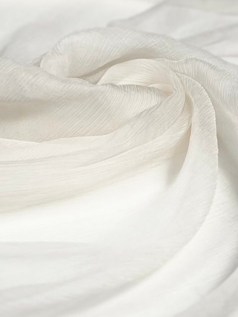 Itališkas kolekcinis šifoninis vienspalvis natūralus šilkas su elastanu „Almond Milk“