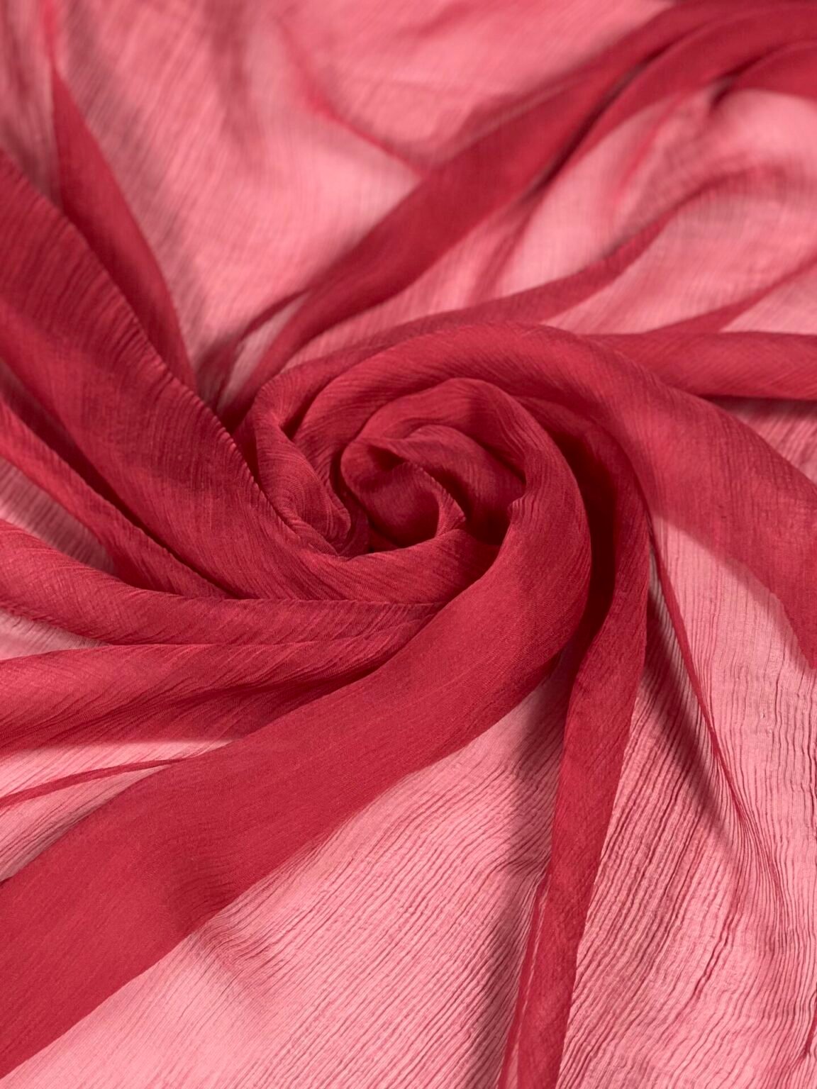 Itališkas kolekcinis šifoninis vienspalvis natūralus šilkas su elastanu „Red Coral“