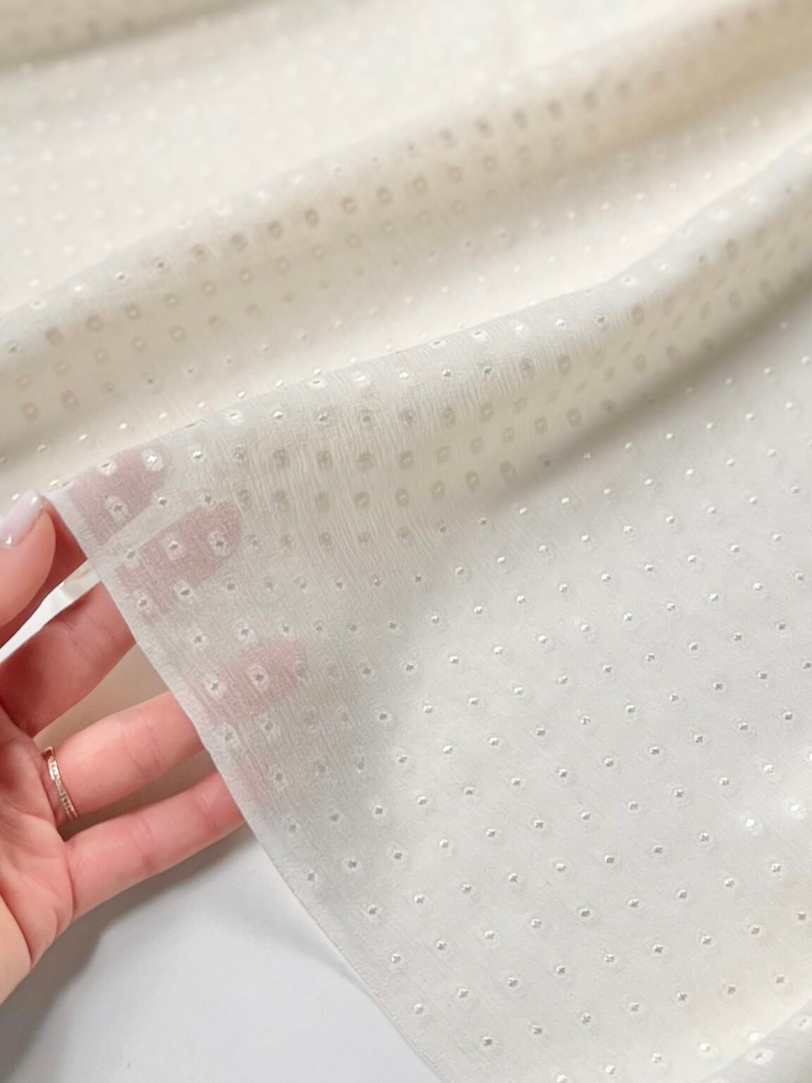 Itališkas šifoninis šilko audinys su 3D raštu „Mini Pearls“