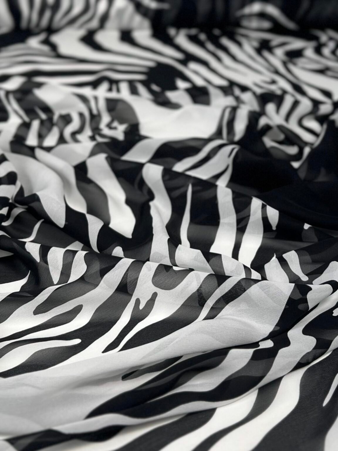 Itališkas kolekcinis tamprus šifoninis šilkas su dizainu „Zebra“