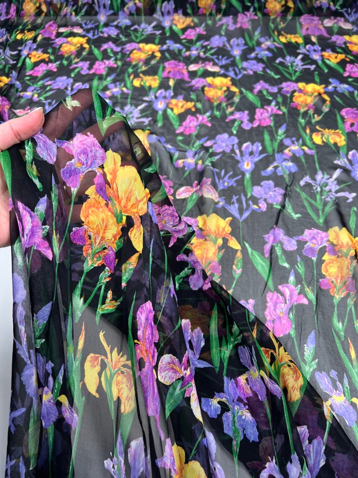 Itališkas kolekcinis tamprus šifoninis šilkas su dizainu „Iris Flowers“