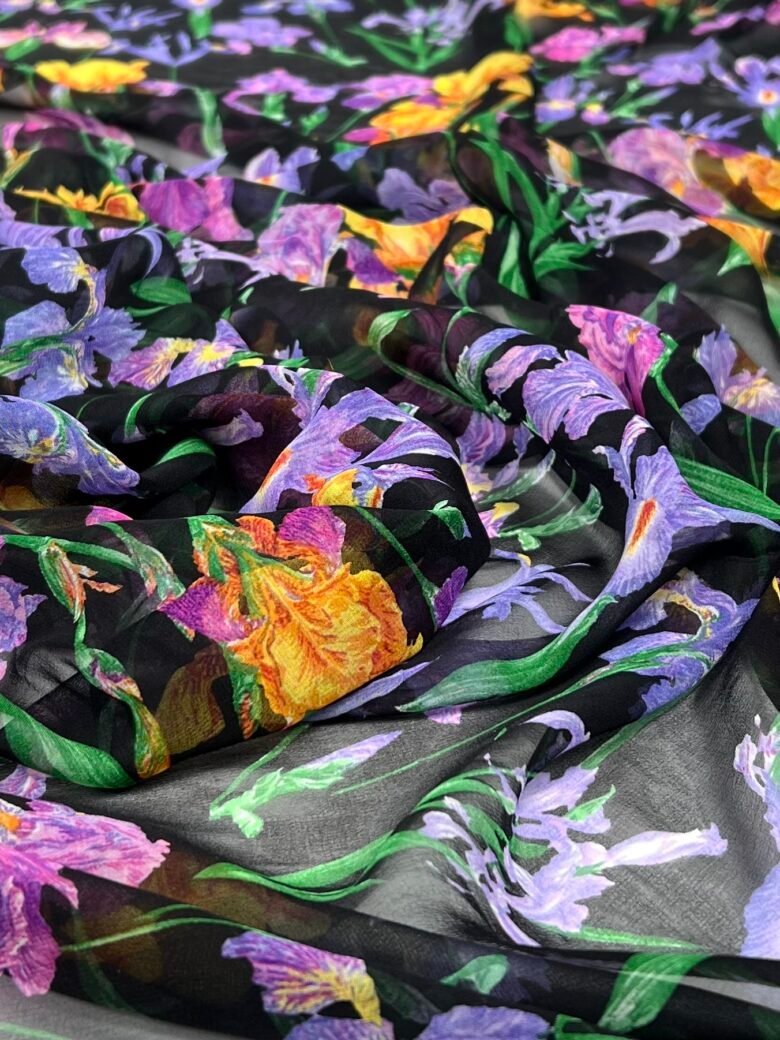 Itališkas kolekcinis tamprus šifoninis šilkas su dizainu „Iris Flowers“