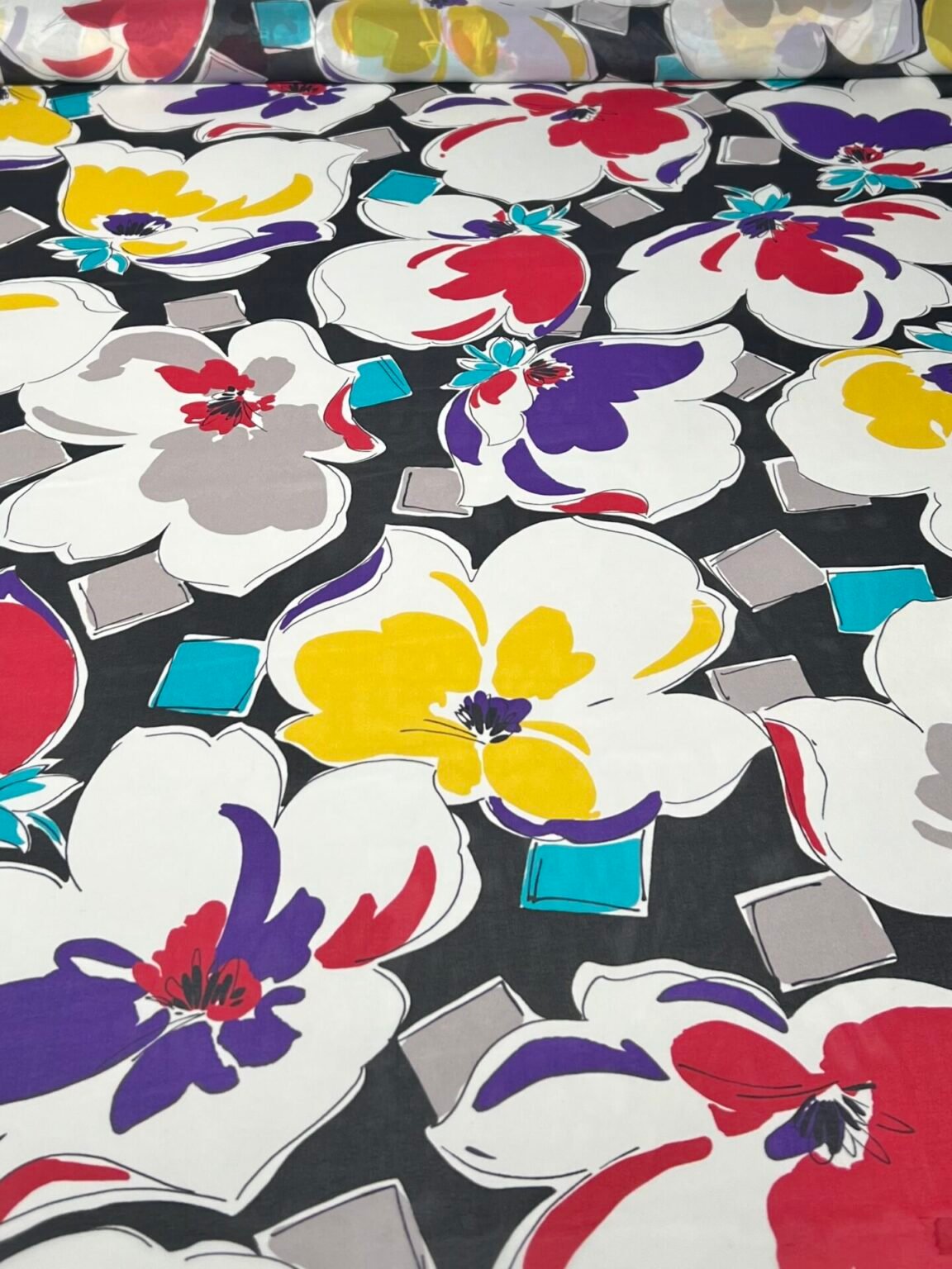 Itališkas kolekcinis tamprus šifoninis šilkas su dizainu „Cute Flowers“