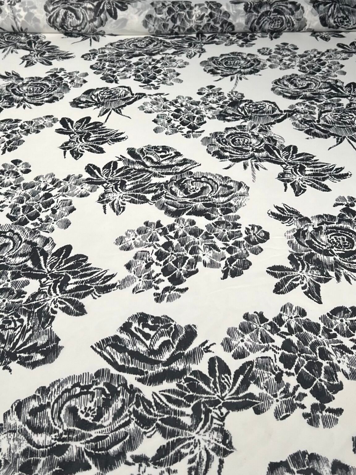 Itališkas kolekcinis tamprus šifoninis šilkas su dizainu „Vintage Flowers“
