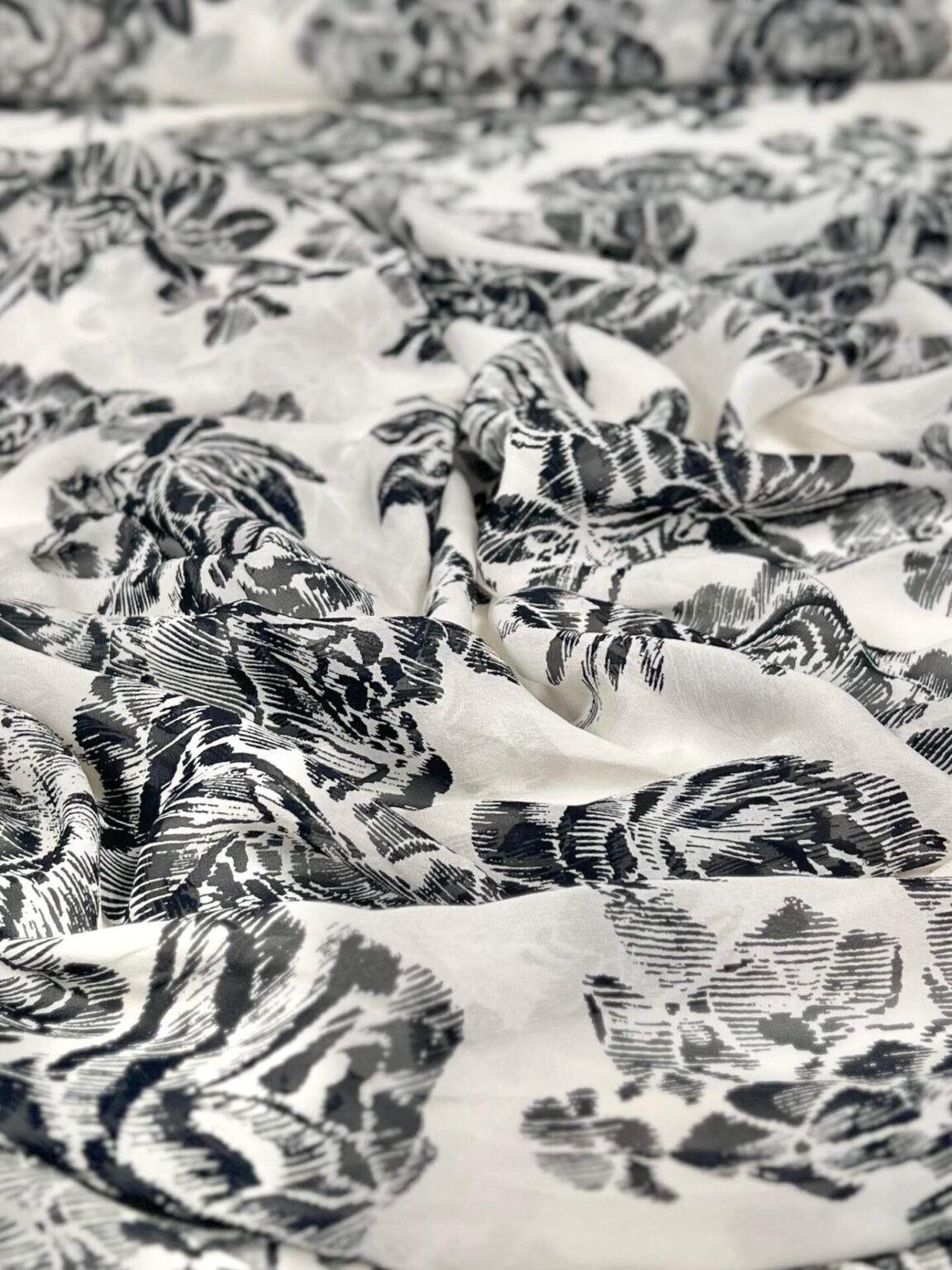 Itališkas kolekcinis tamprus šifoninis šilkas su dizainu „Vintage Flowers“