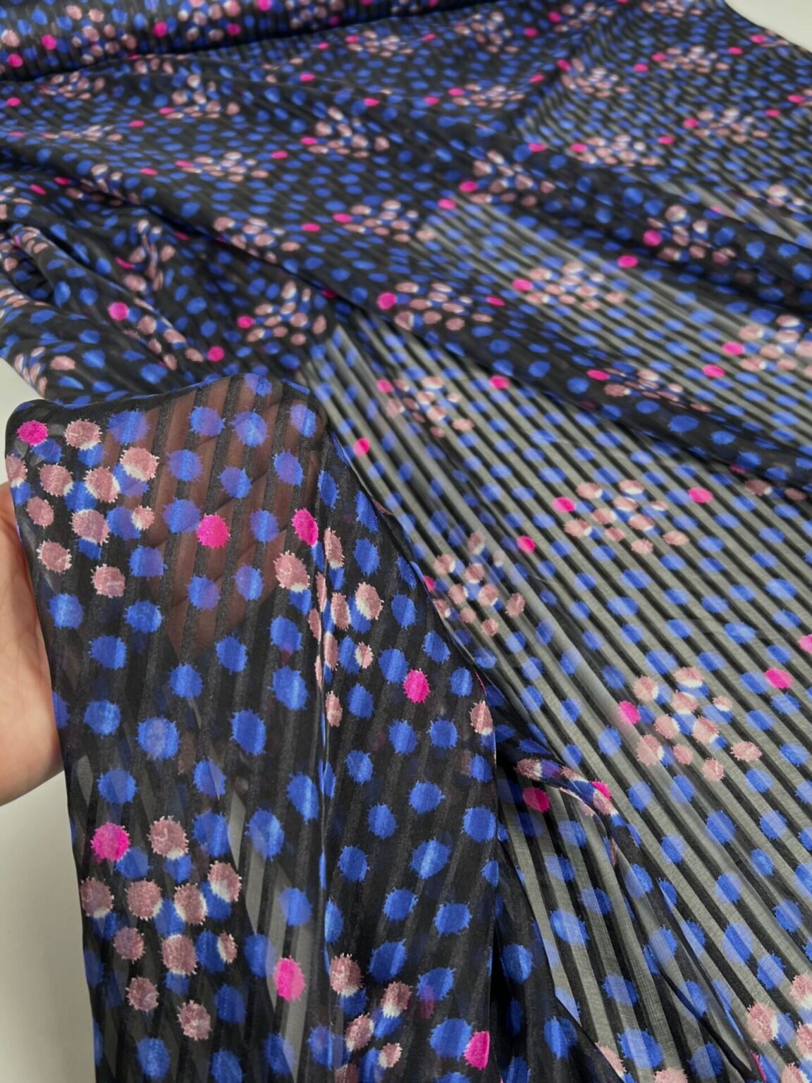Itališkas kolekcinis natūralus šifoninis šilkas su dizainu „Color Dots“