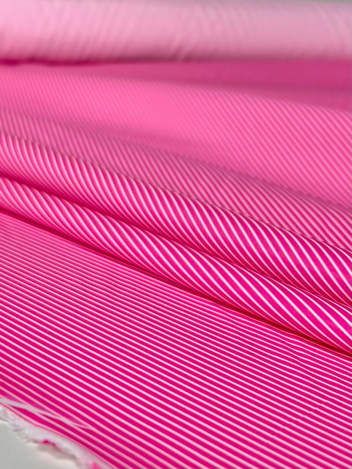 Plonas striukinis audinys smulkiu dryželių rašto „Pink“