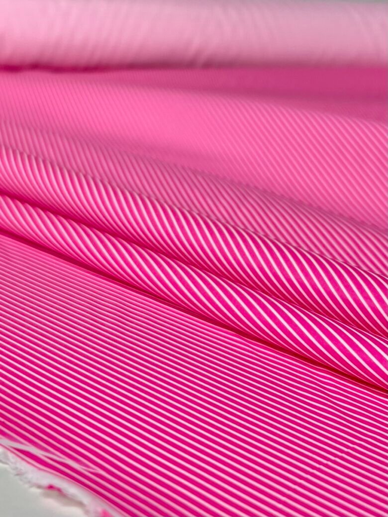 Plonas striukinis audinys smulkiu dryželių rašto „Pink“