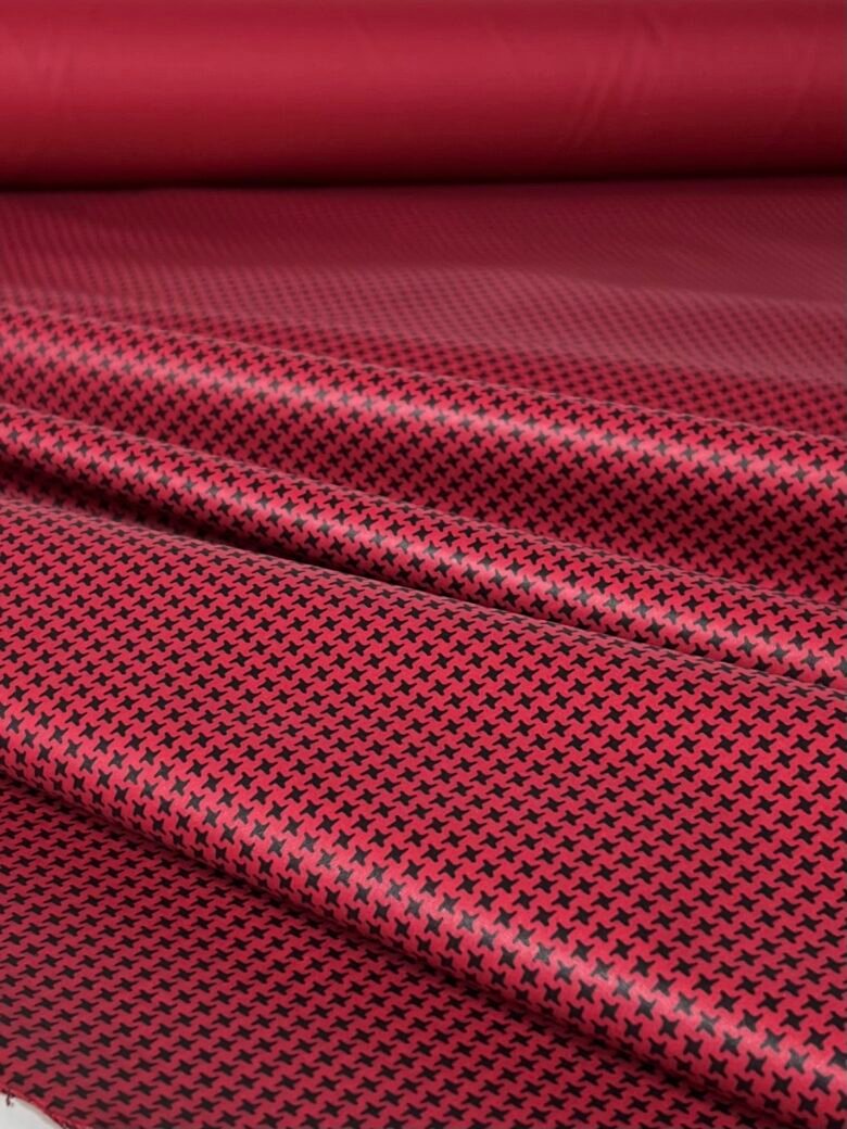 Plonas striukinis audinys žąsies kojelės rašto „Red“