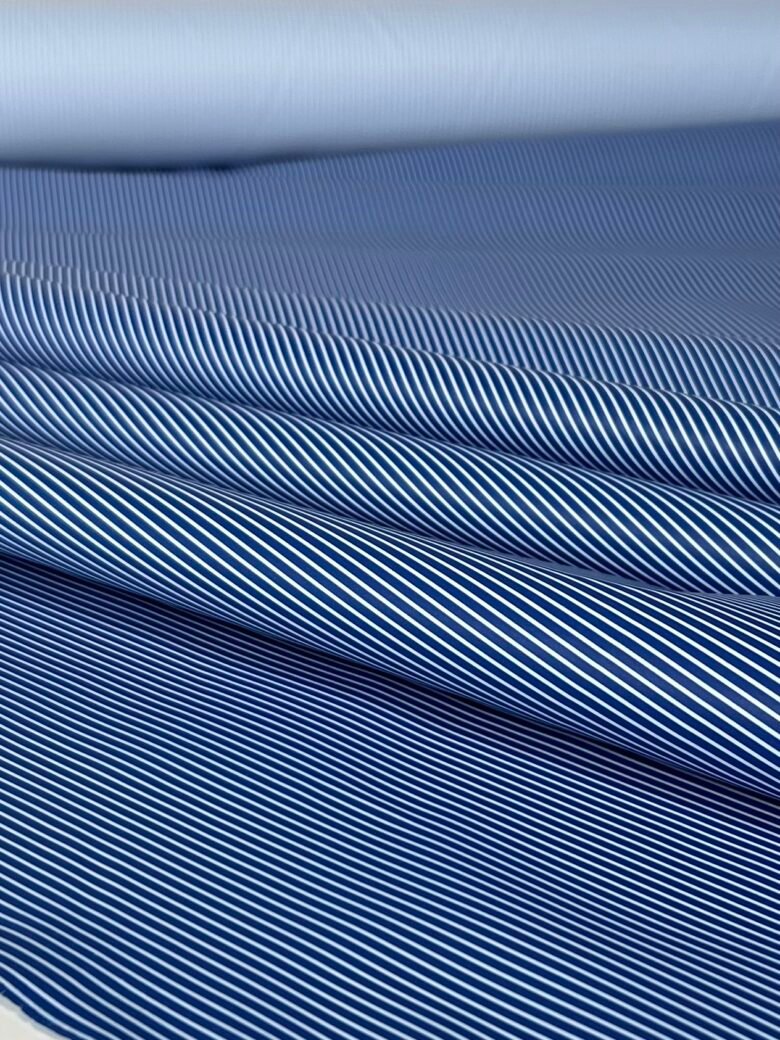 Plonas striukinis audinys smulkiu dryželių rašto „Night Blue“