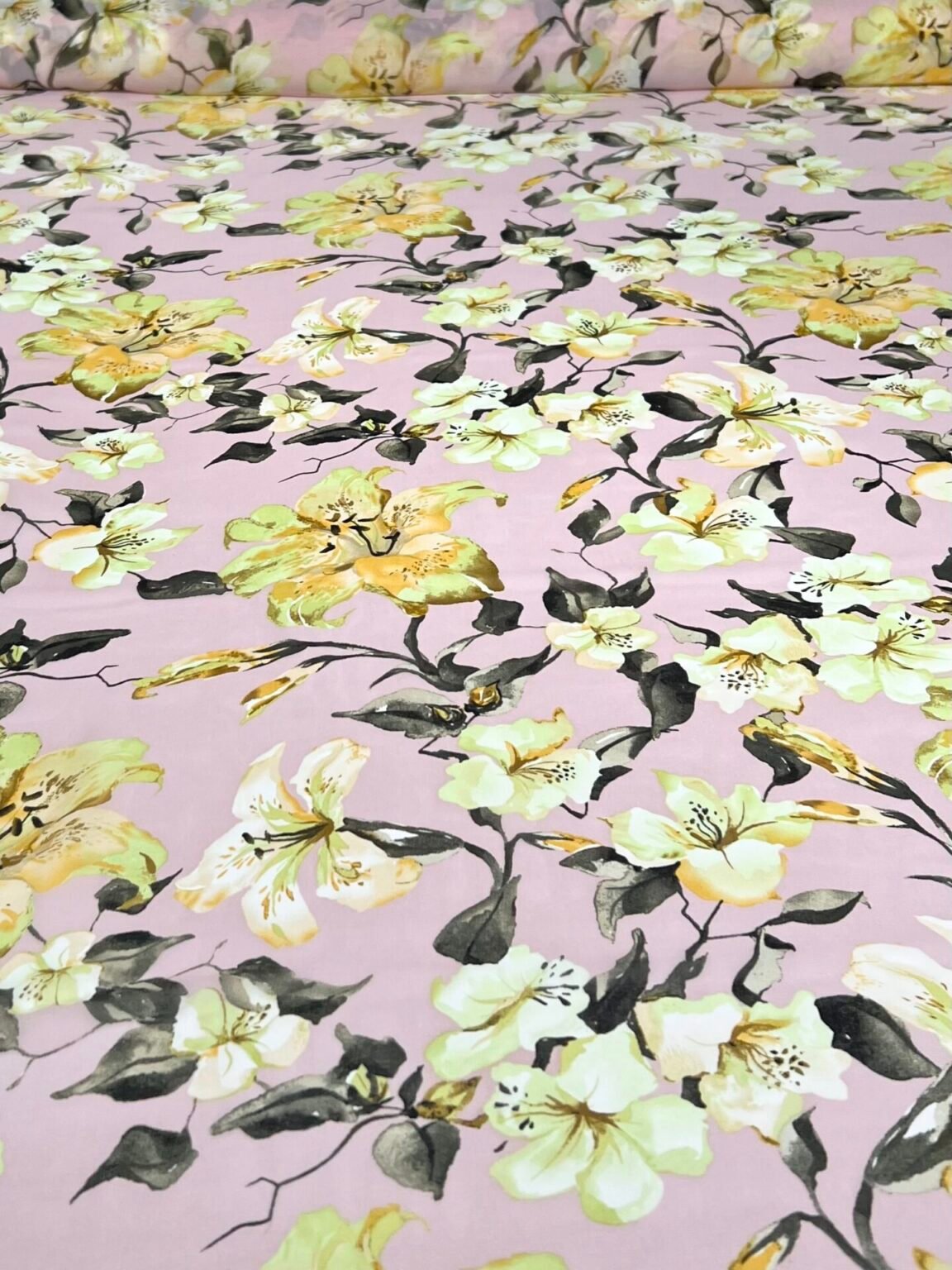 Šifonas su dizainu „Yellow Blossoms“