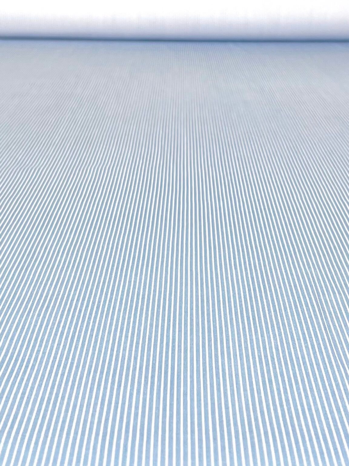 Suknelinis-kostiuminis viskozės audinys smulkių dryželių rašto „Baby Blue“