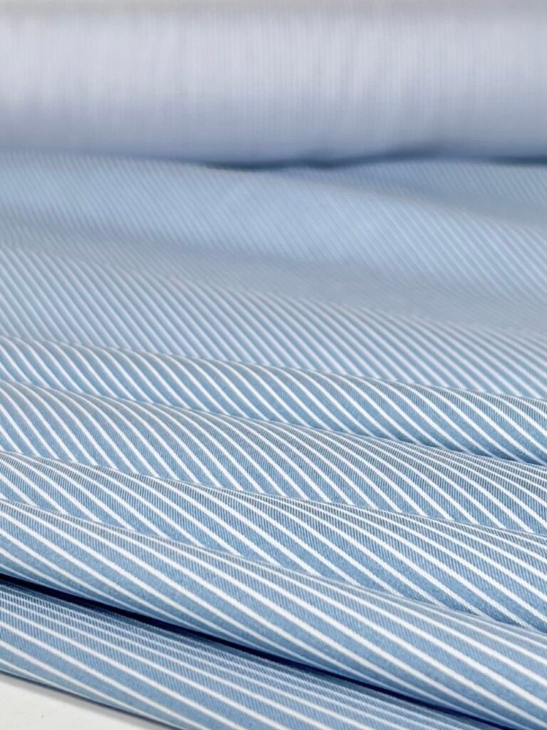 Suknelinis-kostiuminis viskozės audinys smulkių dryželių rašto „Baby Blue“