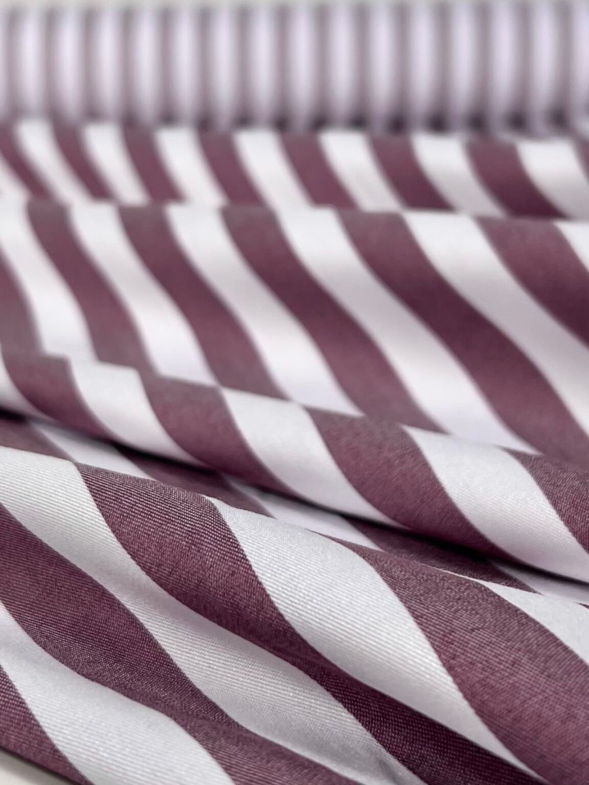 Suknelinis-kostiuminis viskozės audinys dryžuoto rašto „Plum“