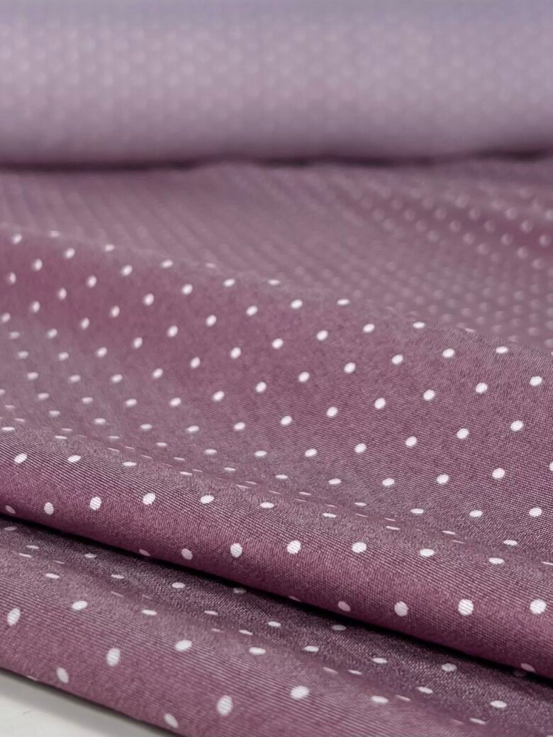 Suknelinis-kostiuminis viskozės audinys smulkių taškelių rašto „Dusty Purple“
