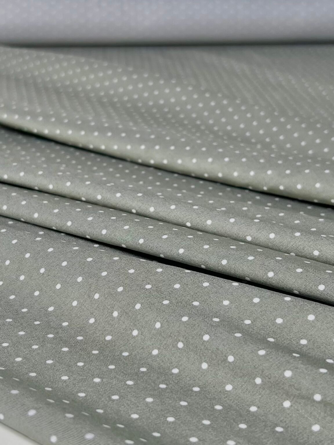Suknelinis-kostiuminis viskozės audinys smulkių taškelių rašto „Dusty Green“
