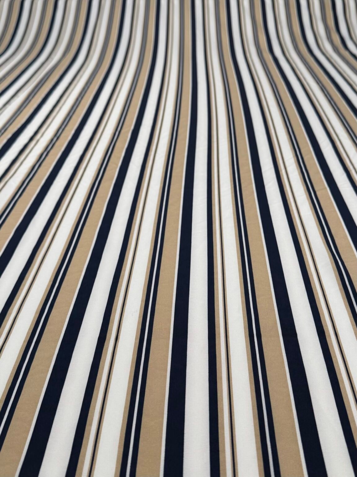 „Silky“ suknelinis audinys „Dune Lines“ dryžuoto rašto