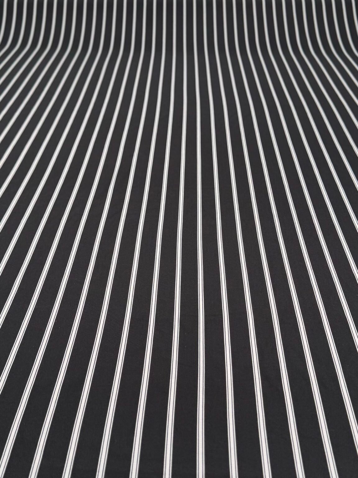 „Silky“ suknelinis audinys „Noir Lines“ dryžuoto rašto