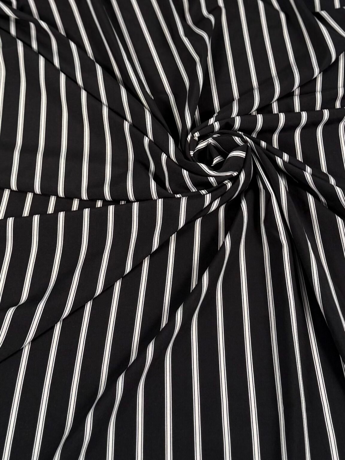 „Silky“ suknelinis audinys „Noir Lines“ dryžuoto rašto