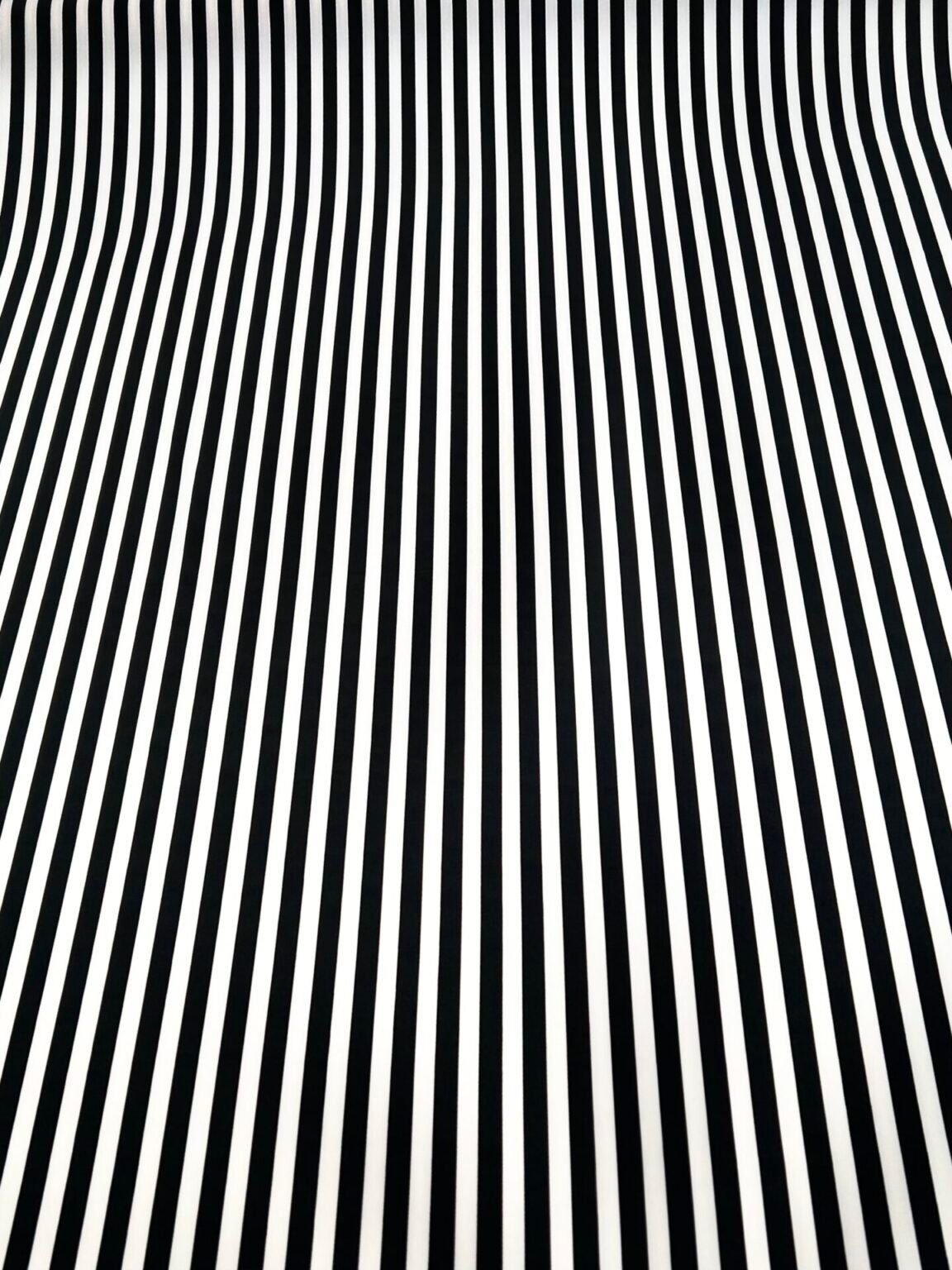 „Silky“ suknelinis audinys dryžuoto rašto "White and Black" spalvos