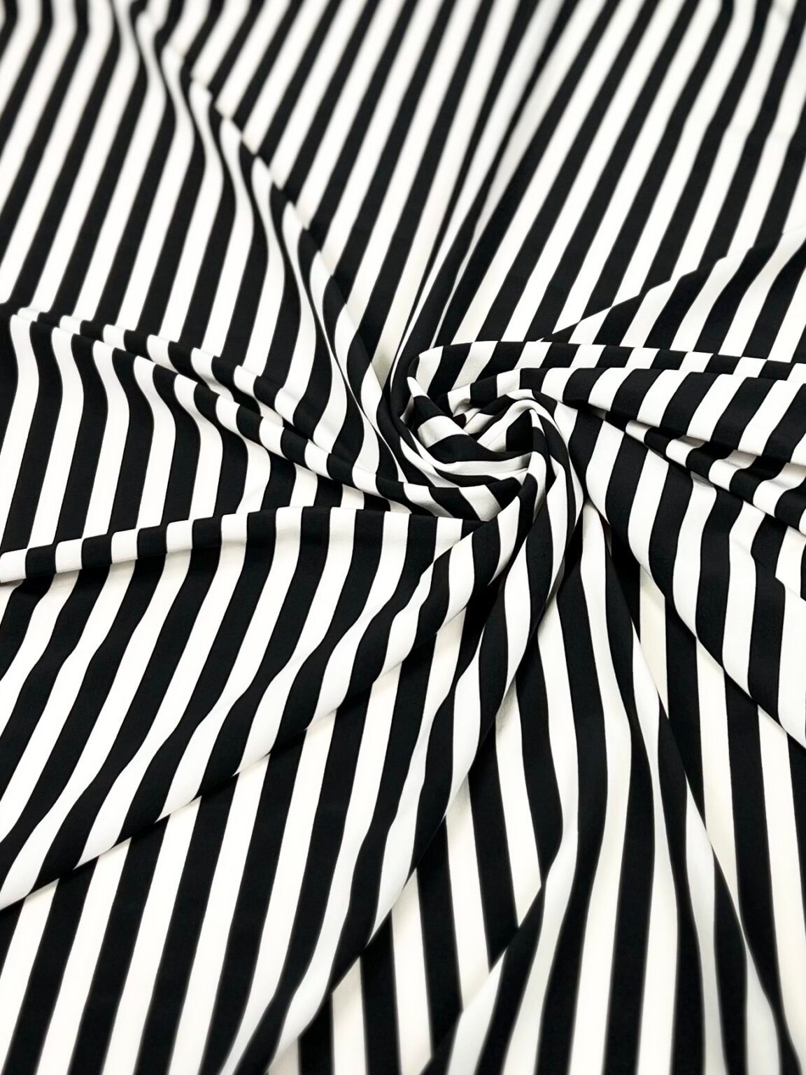 „Silky“ suknelinis audinys dryžuoto rašto "White and Black" spalvos