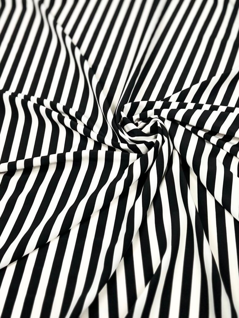 „Silky“ suknelinis audinys dryžuoto rašto "White and Black" spalvos